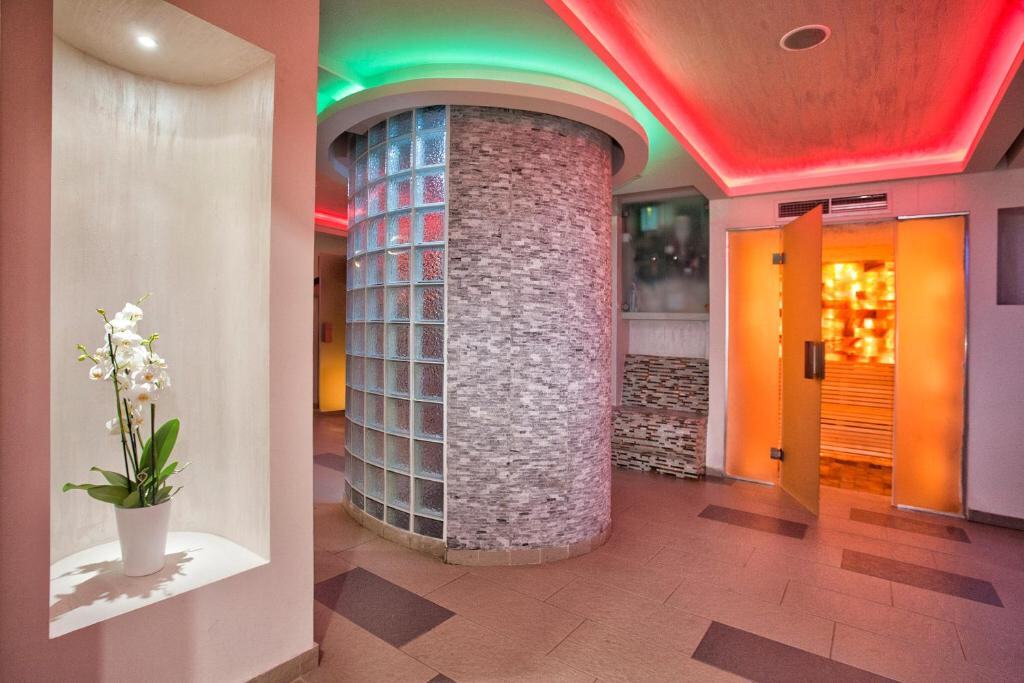 Spa corridor leading to the sauna and Turkish bath