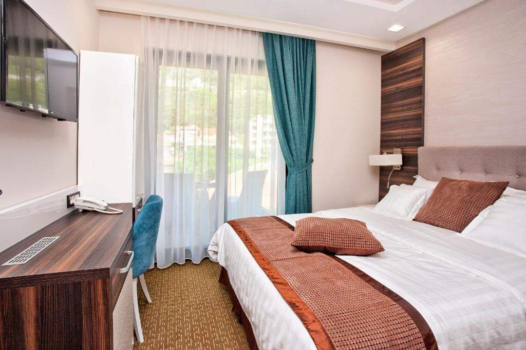 Double room with desk, flat-screen TV and balcony