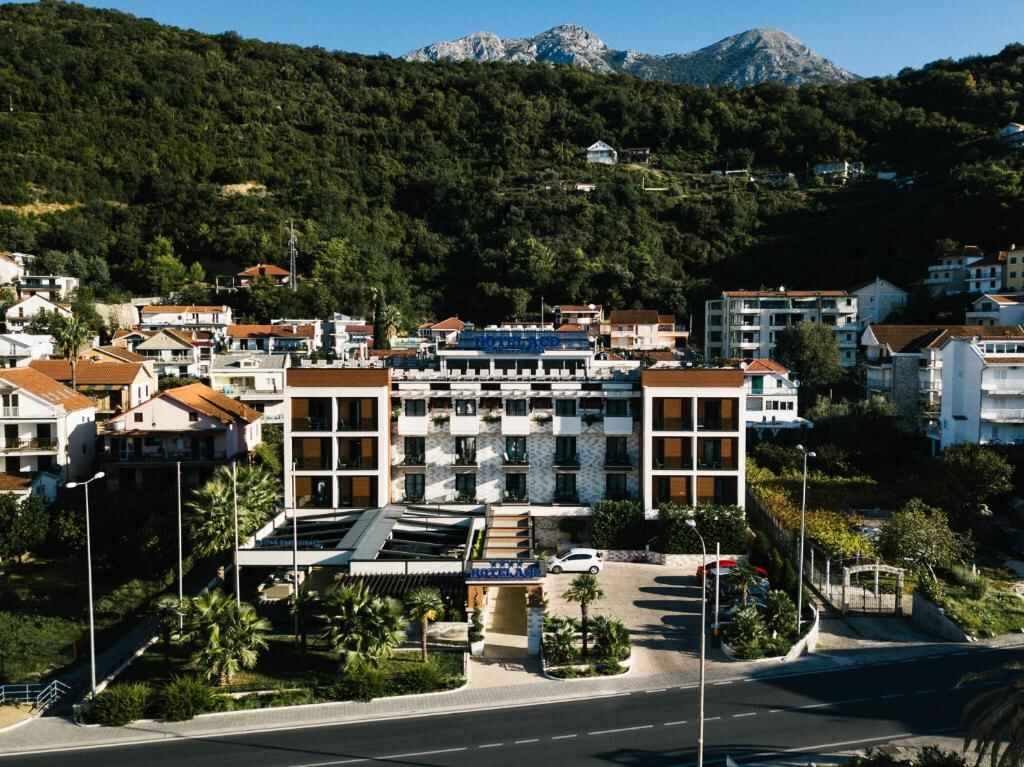 Aerial view of the hotel between the mountains and the bay